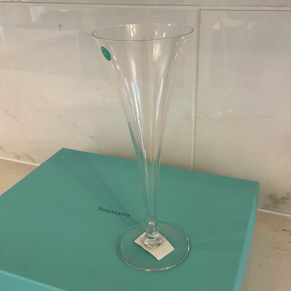 Tiffany and Co Trumpet ONE FLUTE ( quantity 1)
AS IS NO RETURNS - good condition